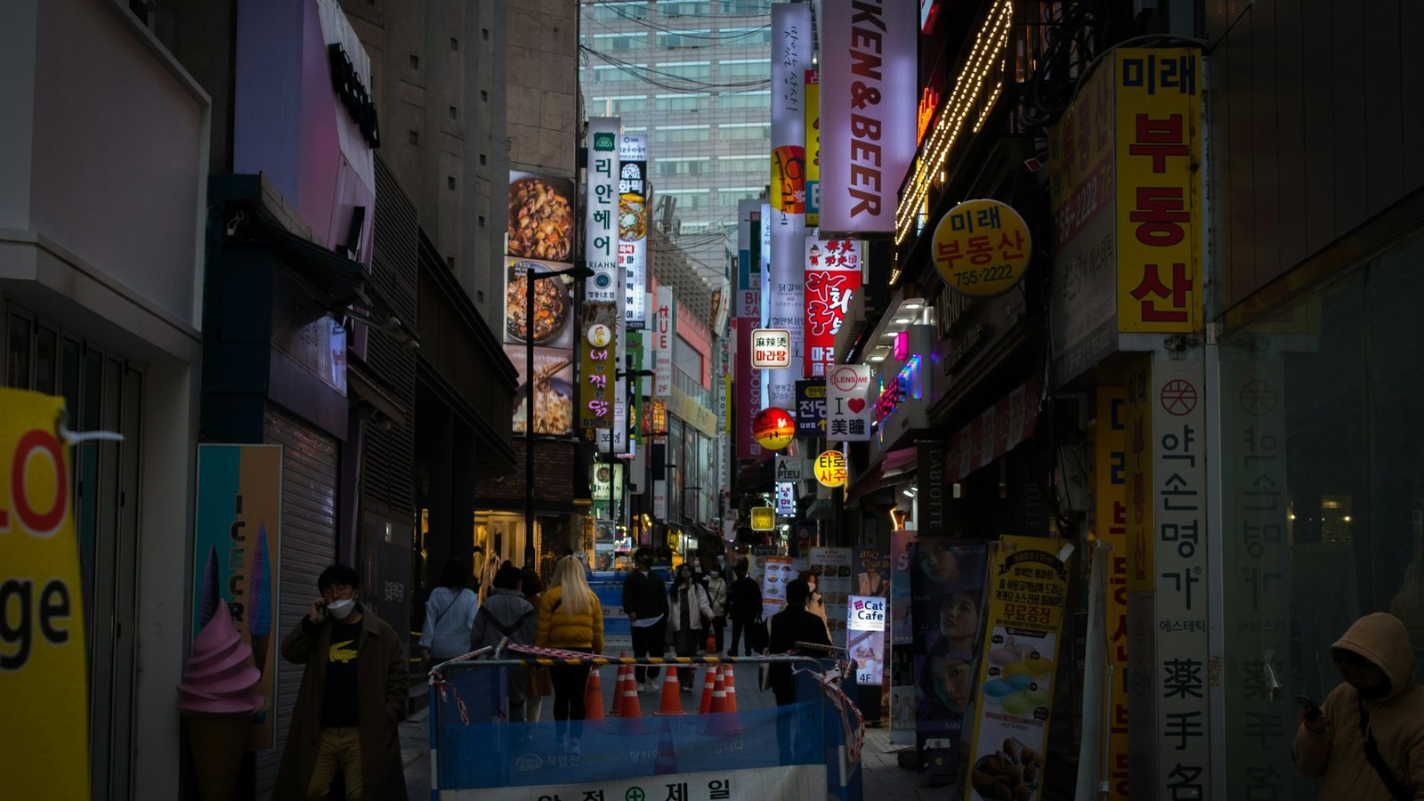 목동 오목교 사거리와 현대백화점 앞 넓은 보행로에 사람들이 오가는 오후 거리 풍경