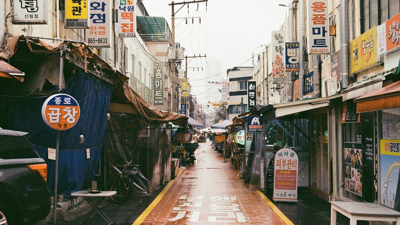 경북도청신도시의 새 아파트와 낮은 근린상가가 늘어선 오후 거리 풍경