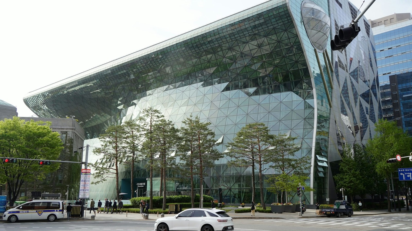청도읍 청도역 앞 도로변에 낮은 상가가 늘어선 한적한 거리 풍경