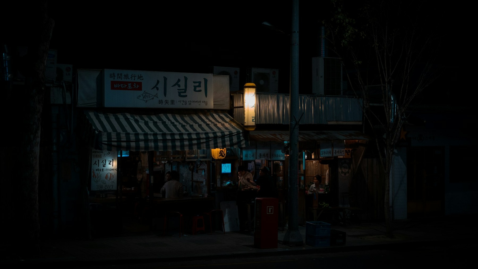 속초 청초호와 엑스포광장 주변 도로변에 상가가 늘어선 낮 시간 거리 풍경