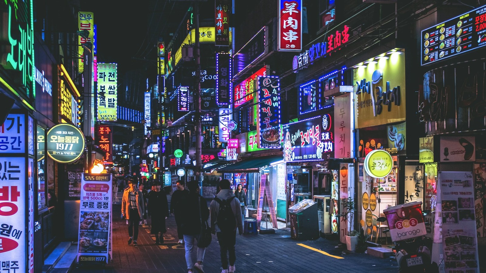 홍천읍 중심상가 일대의 낮은 상가 건물과 인도가 이어진 한낮 거리 풍경