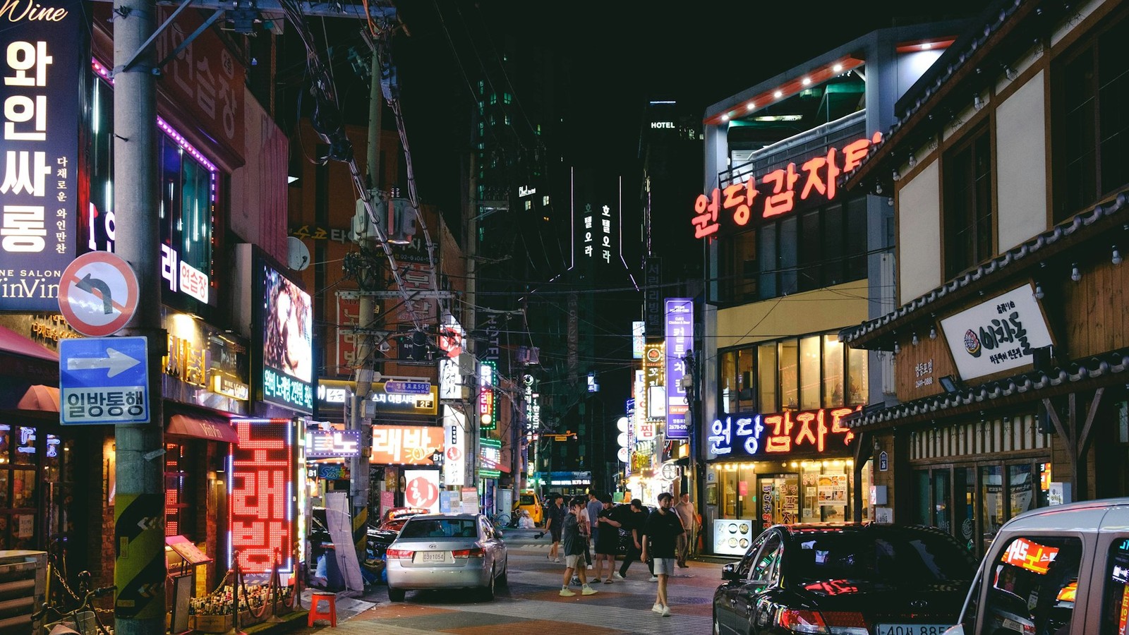 당진터미널과 시청 인근 도로변에 상가가 늘어선 평일 오후 거리 풍경
