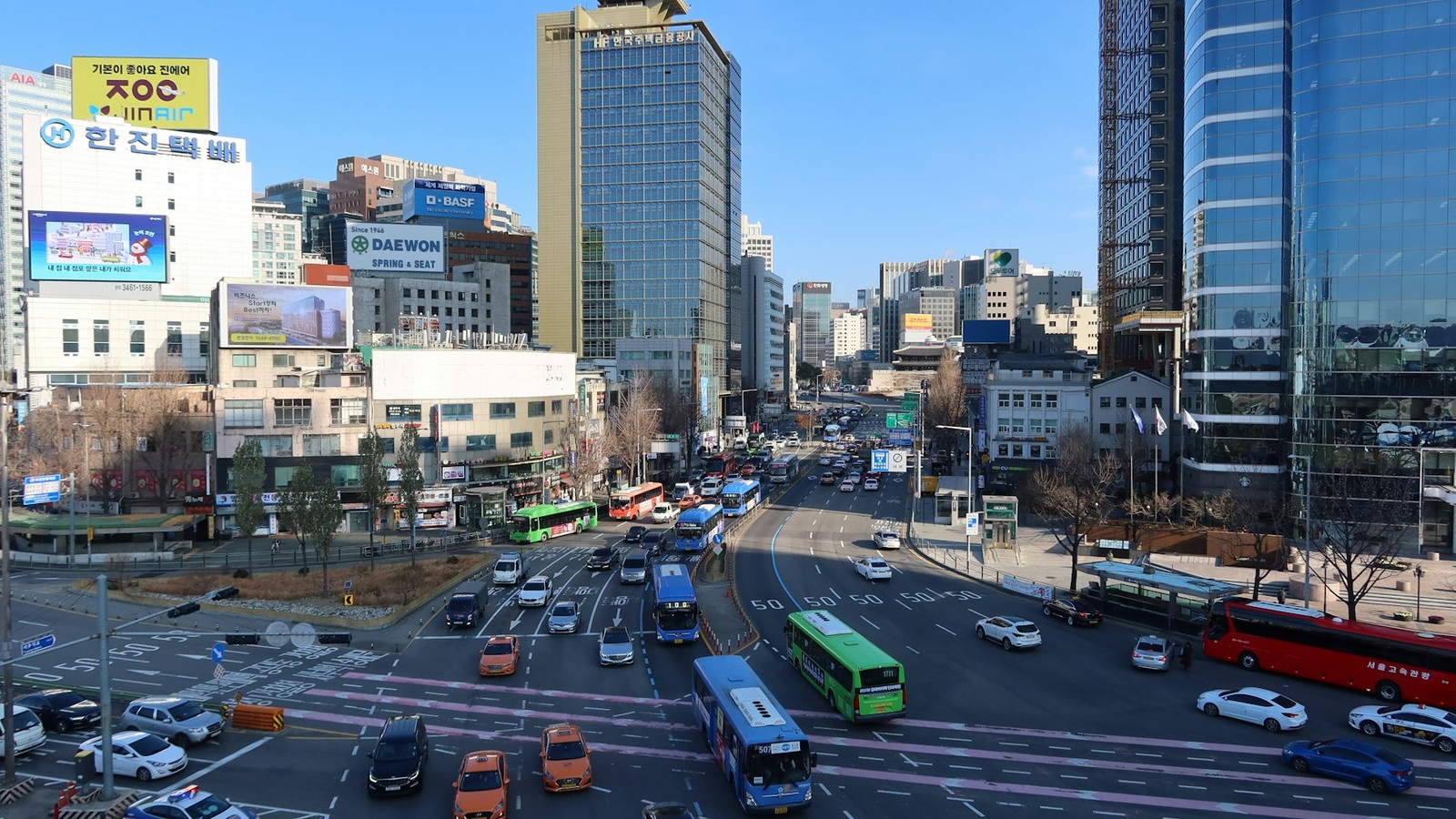 대구 중구 동성로의 넓은 보행자 거리와 유리 외관 상가가 늘어선 오후 풍경, 사람들이 자연스럽게 걷는 모습