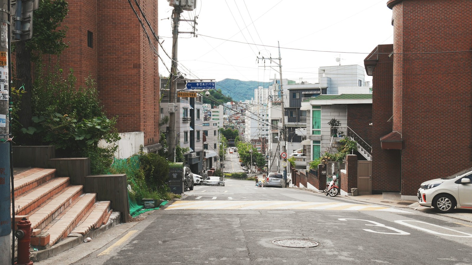 도계읍 도계역 앞 읍내 중심가의 낮은 상가 건물과 산으로 둘러싸인 거리 풍경