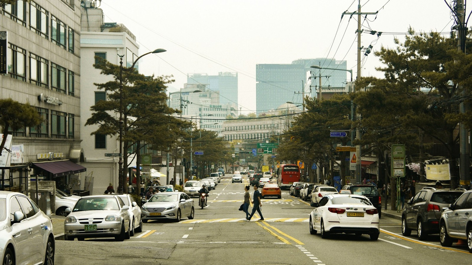 갈말읍 지포리 신철원 중심가의 낮은 상가 건물과 명성로를 따라 늘어선 가게들이 보이는 한적한 거리 풍경