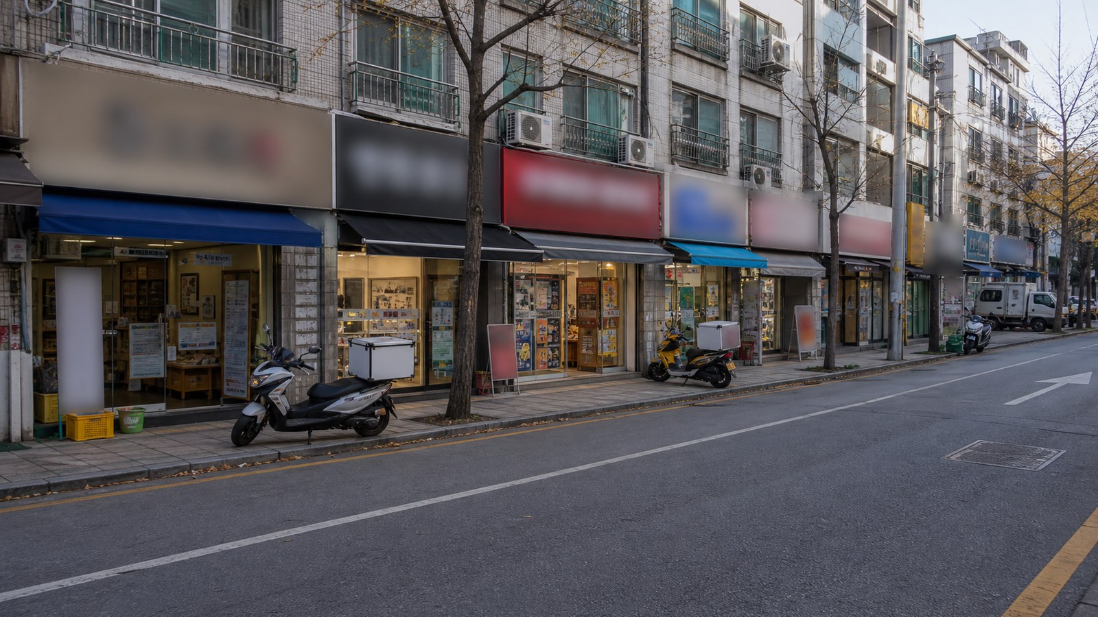 구로디지털단지역 2번 출구 앞 점심 무렵 직장인들이 오가는 거리, 구로디지털단지 휴대폰 매장가