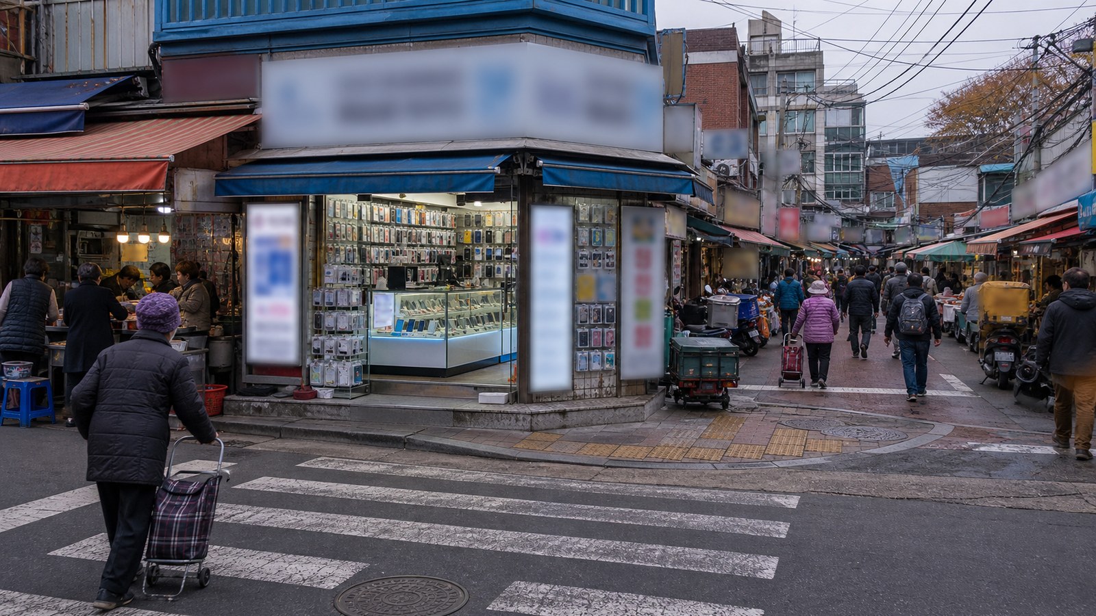 쌍문역 4번 출구 앞 상가 거리와 휴대폰 매장 간판이 보이는 풍경