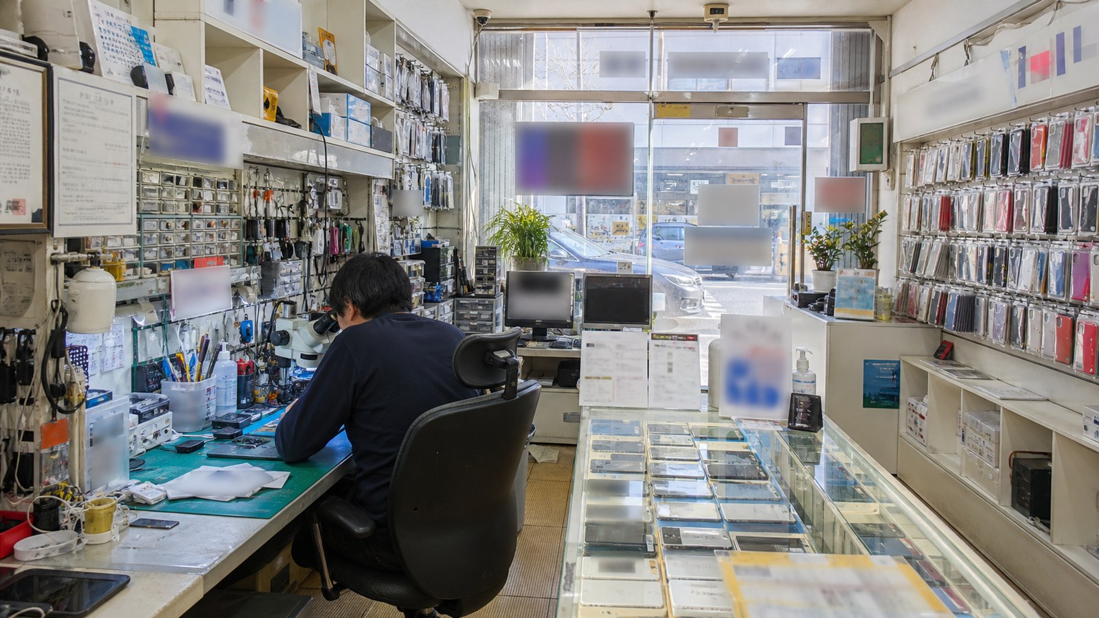 목동 오목교역 학원가 사거리에 학원 간판이 줄지어 켜진 평일 저녁 거리 풍경, 목동 휴대폰 매장가