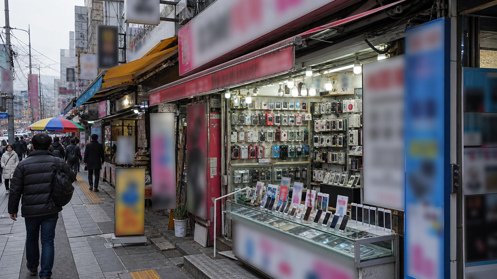 광화문광장과 세종대로 주변을 직장인들이 오가는 오후 도심 거리 풍경, 광화문 휴대폰 매장가