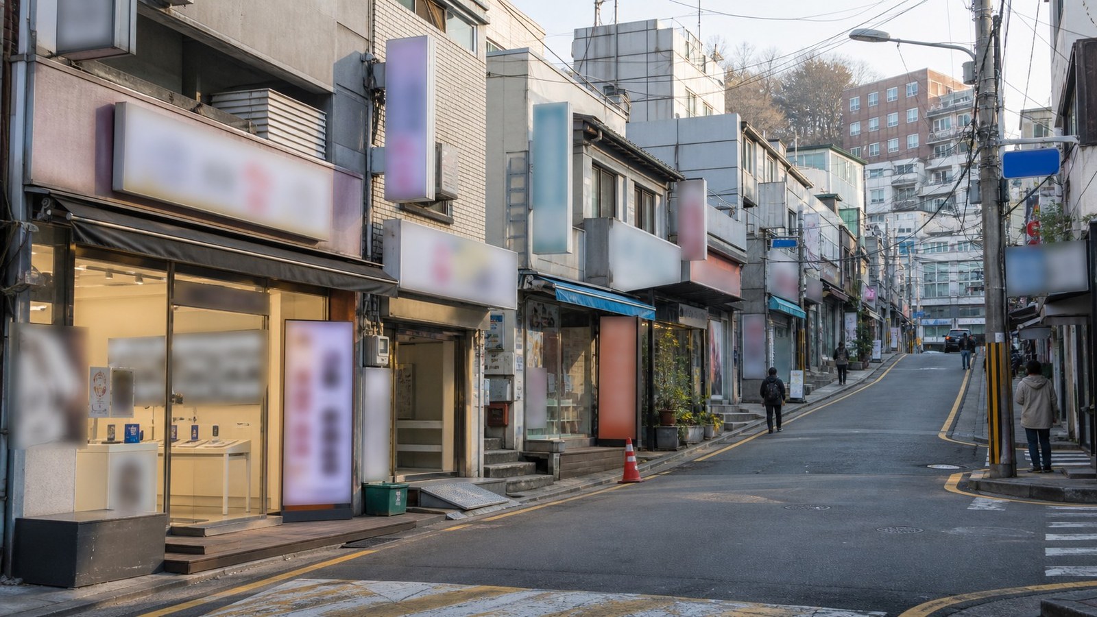 신촌 매장 진열대에 놓인 최신 스마트폰 단말기 모습